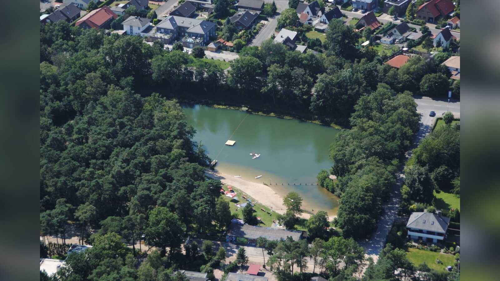 Das Naturbad Toncoole in Vechta mit Wasserfläche und Bäumen