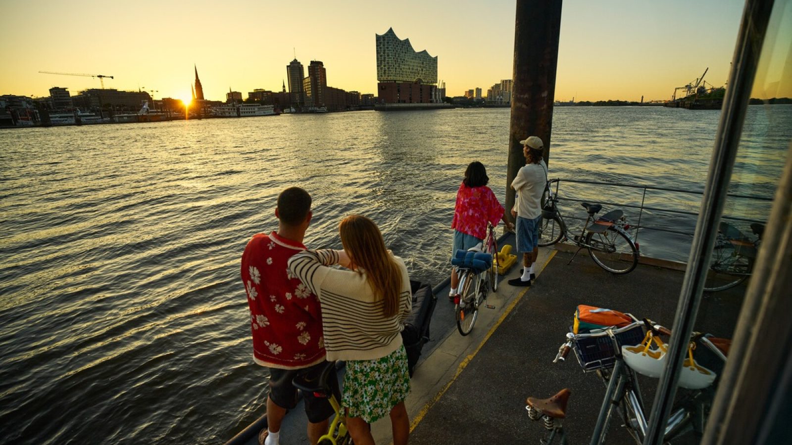Eine Besuchergruppe auf einer Fahrradtour im Hamburger Hafen. Der Blick von der südlichen Elbseite auf die Elbphilharmonie ist ein beliebtes Fotomotiv. / Weiterer Text über ots und www.presseportal.de/nr/43472 / Die Verwendung dieses Bildes für redaktionelle Zwecke ist unter Beachtung aller mitgeteilten Nutzungsbedingungen zulässig und dann auch honorarfrei. Veröffentlichung ausschließlich mit Bildrechte-Hinweis.