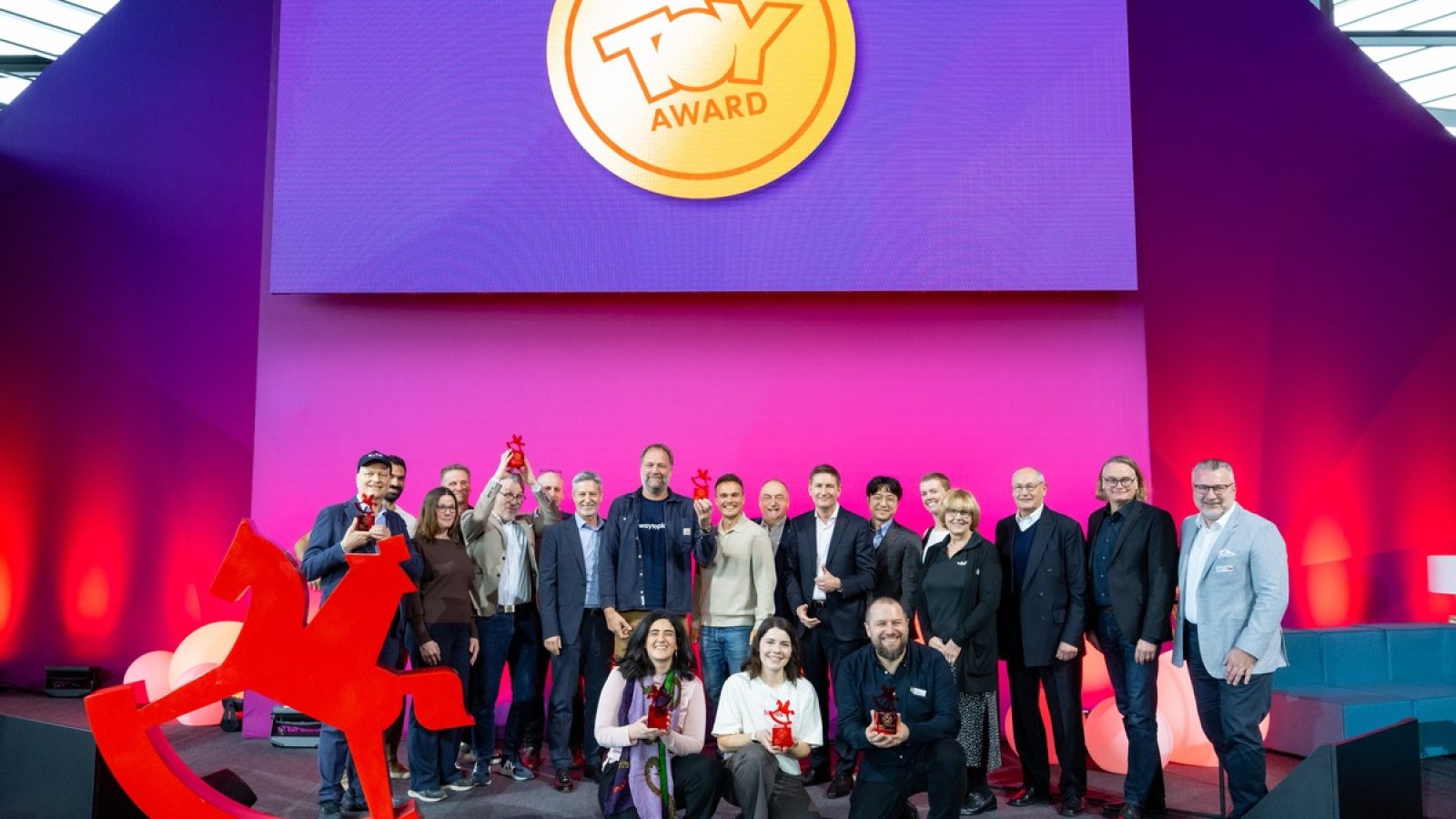 Die strahlenden Sieger des ToyAward 2026 zusammen mit den Vorständen der Spielwarenmesse eG und der Jury. / Weiterer Text über ots und www.presseportal.de/nr/40482 / Die Verwendung dieses Bildes für redaktionelle Zwecke ist unter Beachtung aller mitgeteilten Nutzungsbedingungen zulässig und dann auch honorarfrei. Veröffentlichung ausschließlich mit Bildrechte-Hinweis.