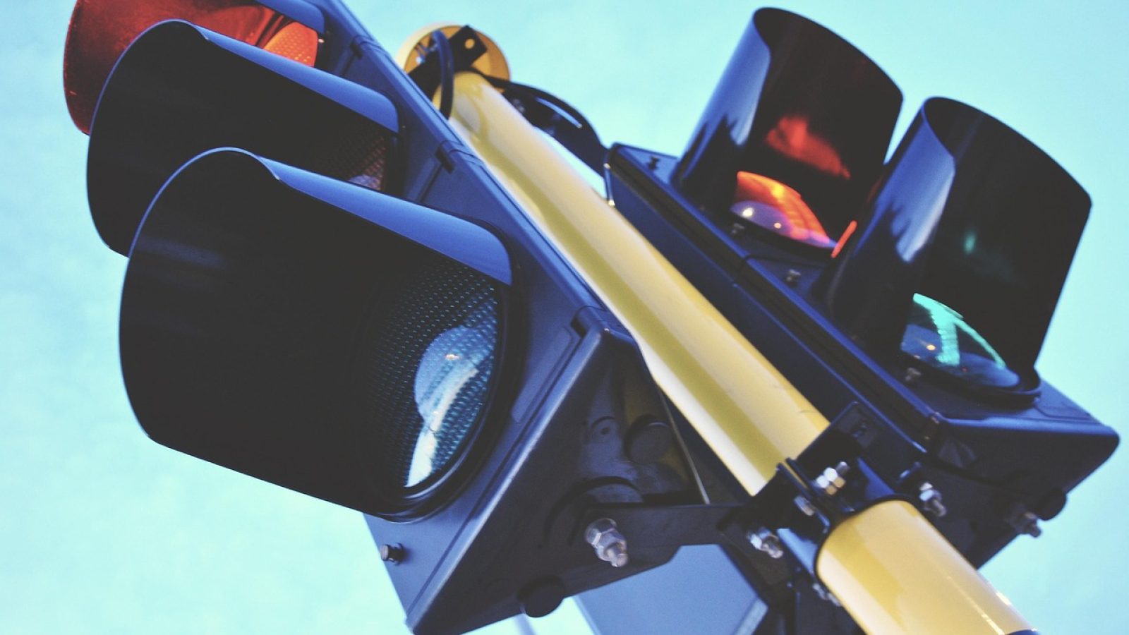 Ampel mit roten, gelben und grünen Lichtern, die den Verkehr regeln.