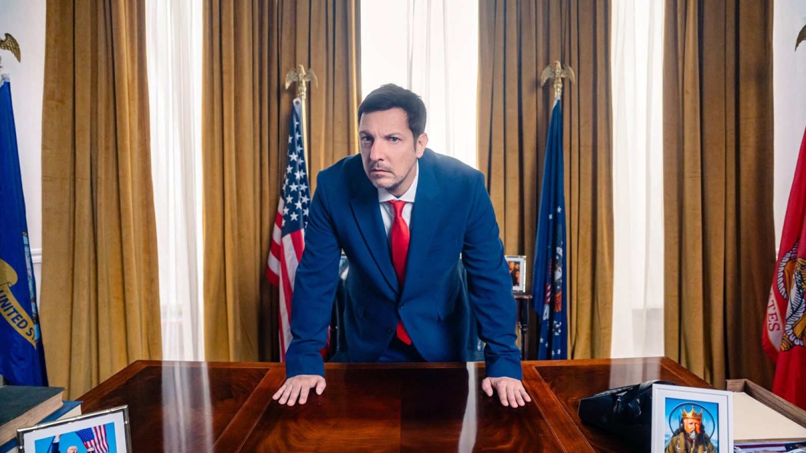 "Er gibt mir das Gefühl, das man von einem guten Vater erwarten würde." (MAGA-Anhängerin Angie Fisher, Greenville SC) "Ich werde weiterkämpfen! [...] Ich hoffe nur, meine Kinder aufwachsen zu sehen ..." (Aktivistin Sarah Parker, Florida) Zwei US-Bürger. Zwei Aussagen. Zwei Welten. Für seine neue Reportage reist Thilo Mischke mehrfach in die USA und recherchiert dort fast fünf Wochen lang. ProSieben zeigt "THILO MISCHKE. Trump - The greatest Realityshow" am Montag, 2. März 2026, um 20:15 Uhr. 

Titel: THILO MISCHKE. Trump - the greatest Realityshow;
Person: Thilo Mischke;
Copyright: Seven.One/Kosei Takasaki;
Fotograf: Kosei Takasaki;
Dateiname: 3345892.tif;
Rechtehinweis: Dieses Bild darf honorarfrei für redaktionelle Zwecke und nur im Rahmen der Programmankündigung verwendet werden. Andere Veröffentlichungen sind nur nach Rücksprache und ausdrücklicher Genehmigung der Seven.One Entertainment Group GmbH möglich. Nicht für EPG! Verwendung nur mit vollständigem Copyrightvermerk. Das Foto darf nicht verändert, bearbeitet und nur im Ganzen verwendet werden. Es darf nicht archiviert werden. Es darf nicht an Dritte weitergeleitet werden. Aneinanderreihung/Zusammenlegung/Kopplung von Bildern zum Zweck der Erstellung von Slide-Shows o.ä. nicht gestattet; Verbindung/Einfügen/Anfügen von Werbung nicht gestattet. Das Bild kann KI generierte Elemente enthalten.
Bei Fragen: foto@seven.one
Voraussetzung für die Verwendung dieser Programmdaten ist die Zustimmung zu den Allgemeinen Geschäftsbedingungen der Presselounges der Sender der Seven.One Entertainment Group GmbH. / Weiterer Text über ots und www.presseportal.de/nr/25171 / Die Verwendung dieses Bildes für redaktionelle Zwecke ist unter Beachtung aller mitgeteilten Nutzungsbedingungen zulässig und dann auch honorarfrei. Veröffentlichung ausschließlich mit Bildrechte-Hinweis.