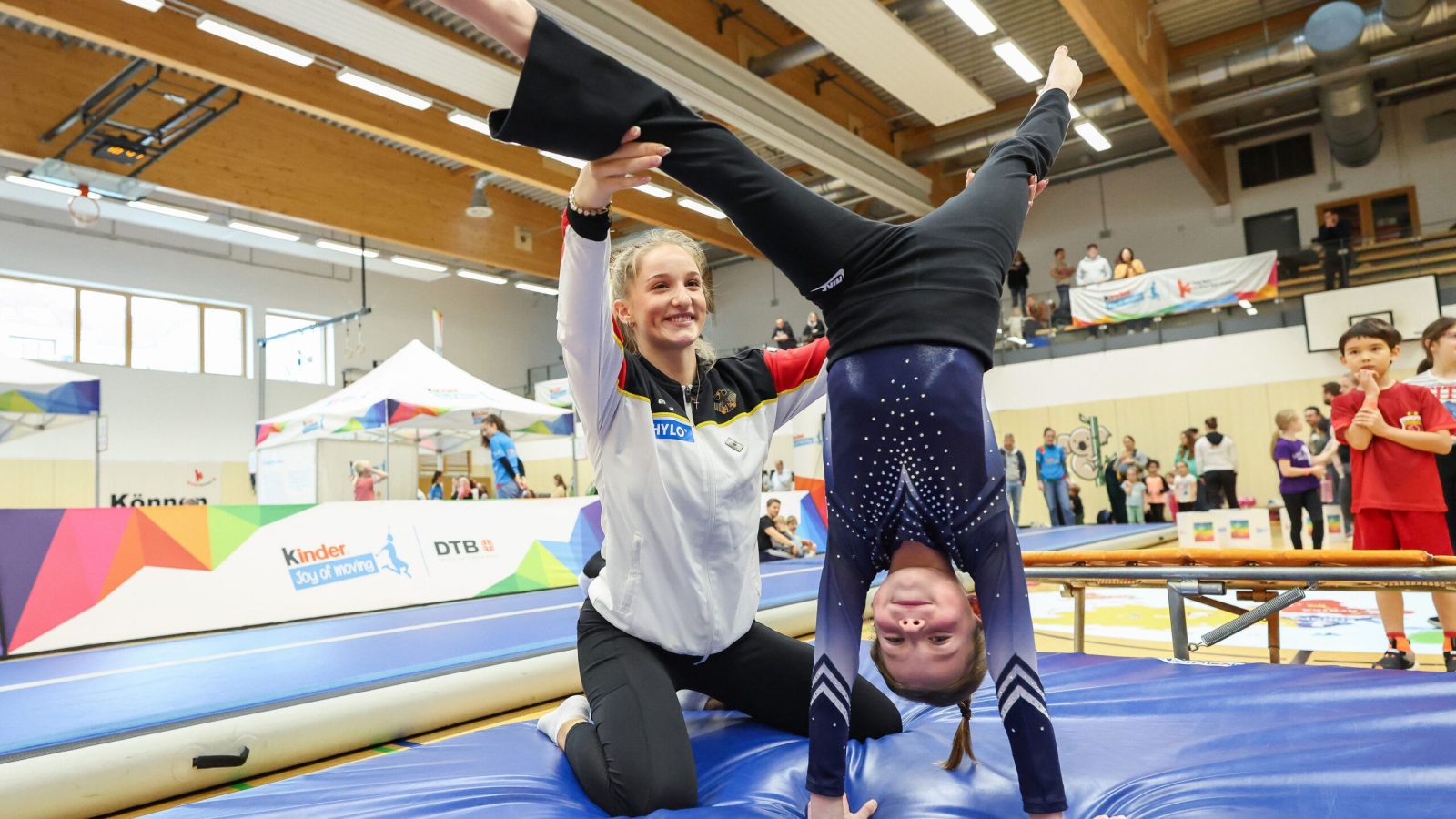Karina Schönmaier beim kinder Joy of Moving Tag des Kinderturnens | Foto: kJoM/Daniel Löb | Zur redaktionellen Nutzung freigegeben / Weiterer Text über ots und www.presseportal.de/nr/139161 / Die Verwendung dieses Bildes für redaktionelle Zwecke ist unter Beachtung aller mitgeteilten Nutzungsbedingungen zulässig und dann auch honorarfrei. Veröffentlichung ausschließlich mit Bildrechte-Hinweis.