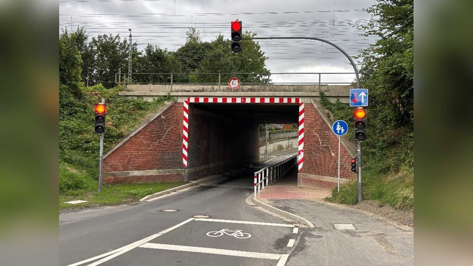 Verkehrsführung für ortseinwärts fahrende Radfahrer an der Bahnunterführung Emsstraße in Salzbergen
