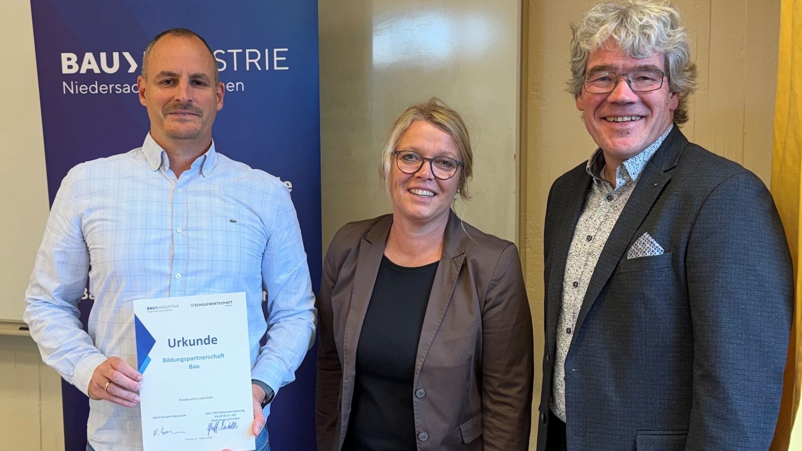 Kristian Wickboldt, Sabine Kuhlmeier und Hauke Uphoff-Bartelds bei der Unterzeichnung der Bildungspartnerschaft