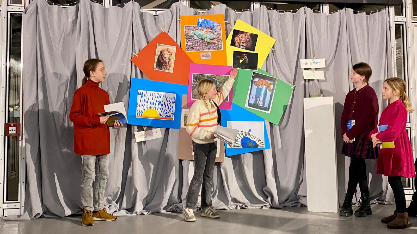 v.l. Mate, June, Marlene und Charlotte präsentieren die Erd-Charta-Geschichten