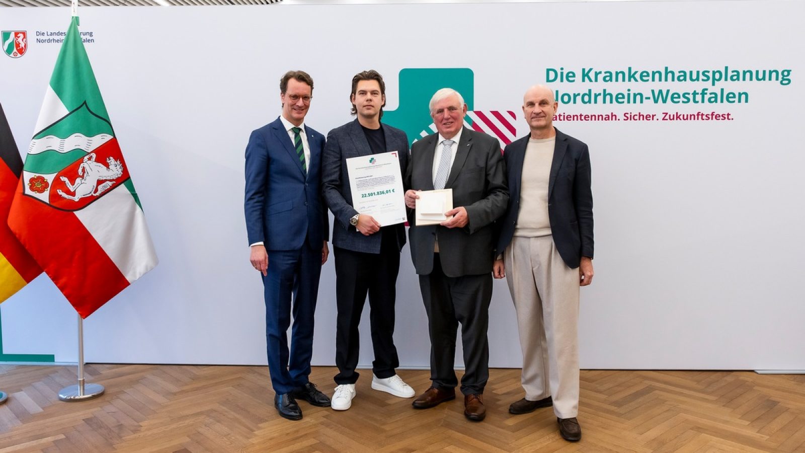 VALEARA erhielt heute vom Land Nordrhein-Westfalen eine Förderung in Höhe von 22,5 Millionen Euro für den Bau der neuen Kinder- und Jugendpsychiatrie in Bochum-Linden.
V. l. n. r.: Hendrik Wüst (Ministerpräsident des Landes Nordrhein-Westfalen), Gordon Gippert (CFO VALEARA), Karl-Josef Laumann (Minister für Arbeit, Gesundheit und Soziales des Landes Nordrhein-Westfalen) und Dr. Christian Utler (CEO VALEARA)  / Weiterer Text über ots und www.presseportal.de/nr/181011 / Die Verwendung dieses Bildes für redaktionelle Zwecke ist unter Beachtung aller mitgeteilten Nutzungsbedingungen zulässig und dann auch honorarfrei. Veröffentlichung ausschließlich mit Bildrechte-Hinweis.