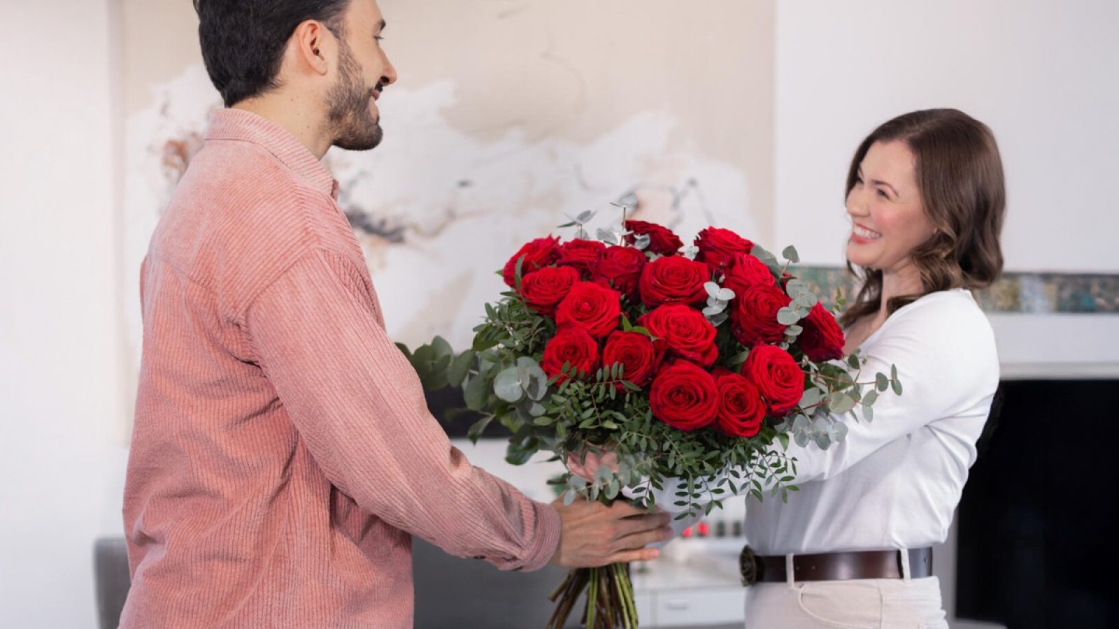 Blumen zum Valentinstag sind für alle Generationen ein beliebtes Geschenk / Weiterer Text über ots und www.presseportal.de/nr/44021 / Die Verwendung dieses Bildes für redaktionelle Zwecke ist unter Beachtung aller mitgeteilten Nutzungsbedingungen zulässig und dann auch honorarfrei. Veröffentlichung ausschließlich mit Bildrechte-Hinweis.