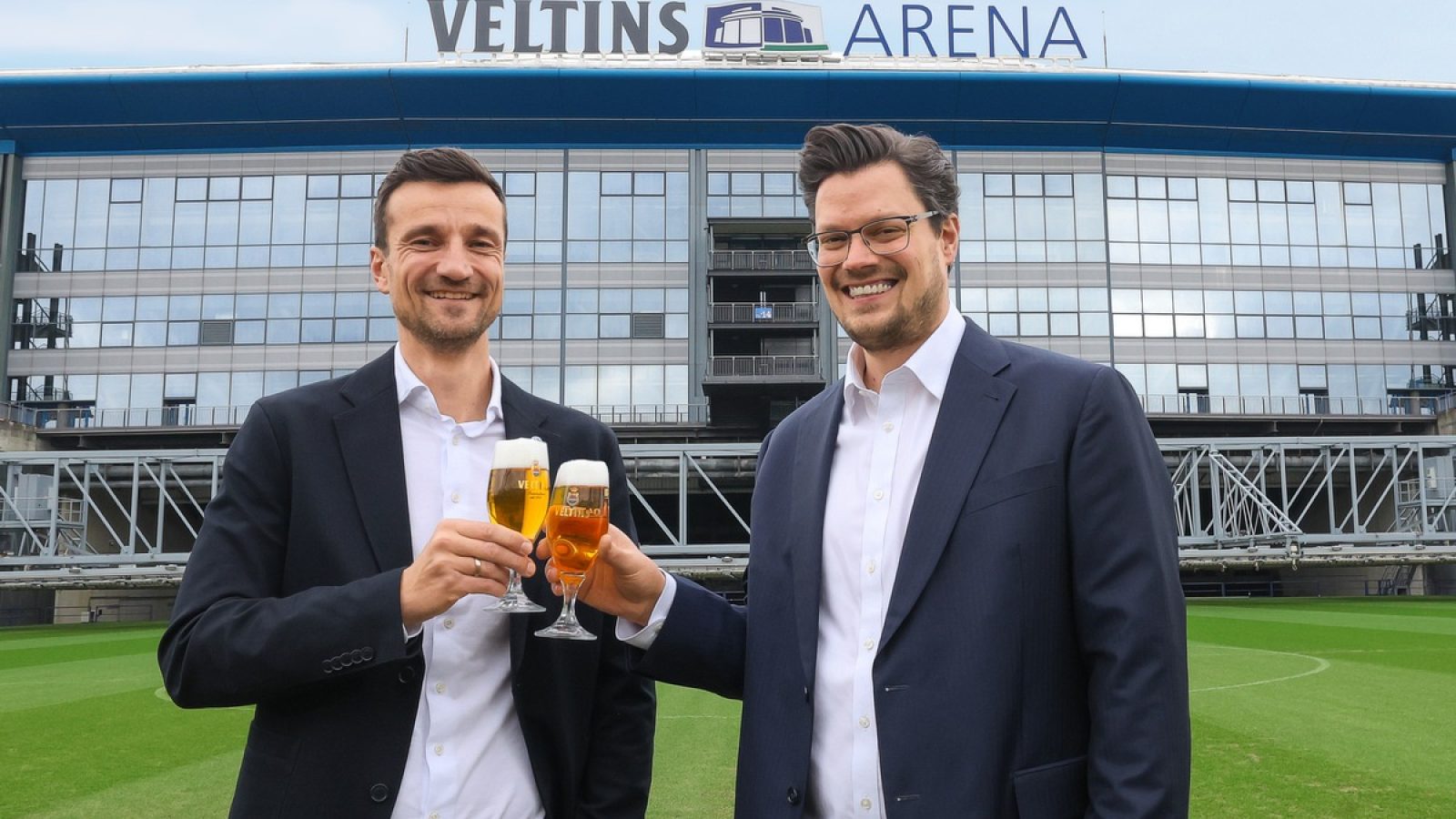 Matthias Tillmann (links), Vorstandsvorsitzender des FC Schalke 04, und Fabian Veltins, Geschäftsführer Marketing der Brauerei C. & A. Veltins, stoßen auf die vorzeitige Verlängerung des Namensrechtevertrags der Veltins-Arena an. / Weiterer Text über ots und www.presseportal.de/nr/24351 / Die Verwendung dieses Bildes für redaktionelle Zwecke ist unter Beachtung aller mitgeteilten Nutzungsbedingungen zulässig und dann auch honorarfrei. Veröffentlichung ausschließlich mit Bildrechte-Hinweis.