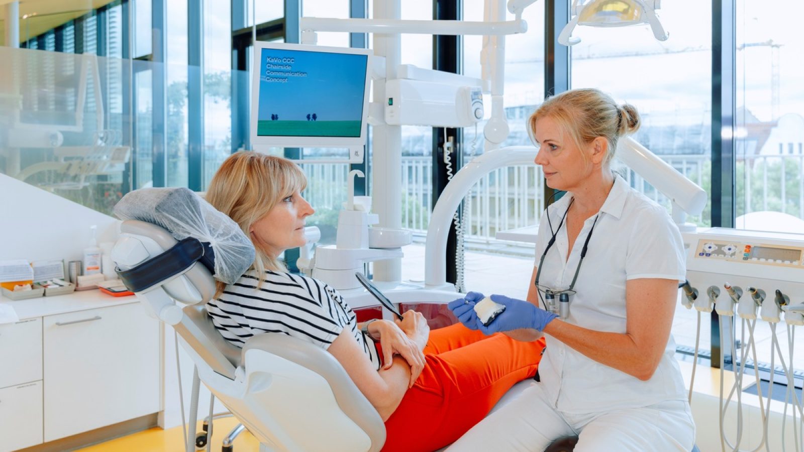 Ein natürliches, gleichmäßiges Lächeln steht bei vielen ganz oben auf der Liste der Neujahrsvorsätze. Dr. Karin Löer, Zahnärztin und Zahnästhetikspezialistin, erklärt den Behandlungsablauf. / Weiterer Text über ots und www.presseportal.de/nr/181398 / Die Verwendung dieses Bildes für redaktionelle Zwecke ist unter Beachtung aller mitgeteilten Nutzungsbedingungen zulässig und dann auch honorarfrei. Veröffentlichung ausschließlich mit Bildrechte-Hinweis.