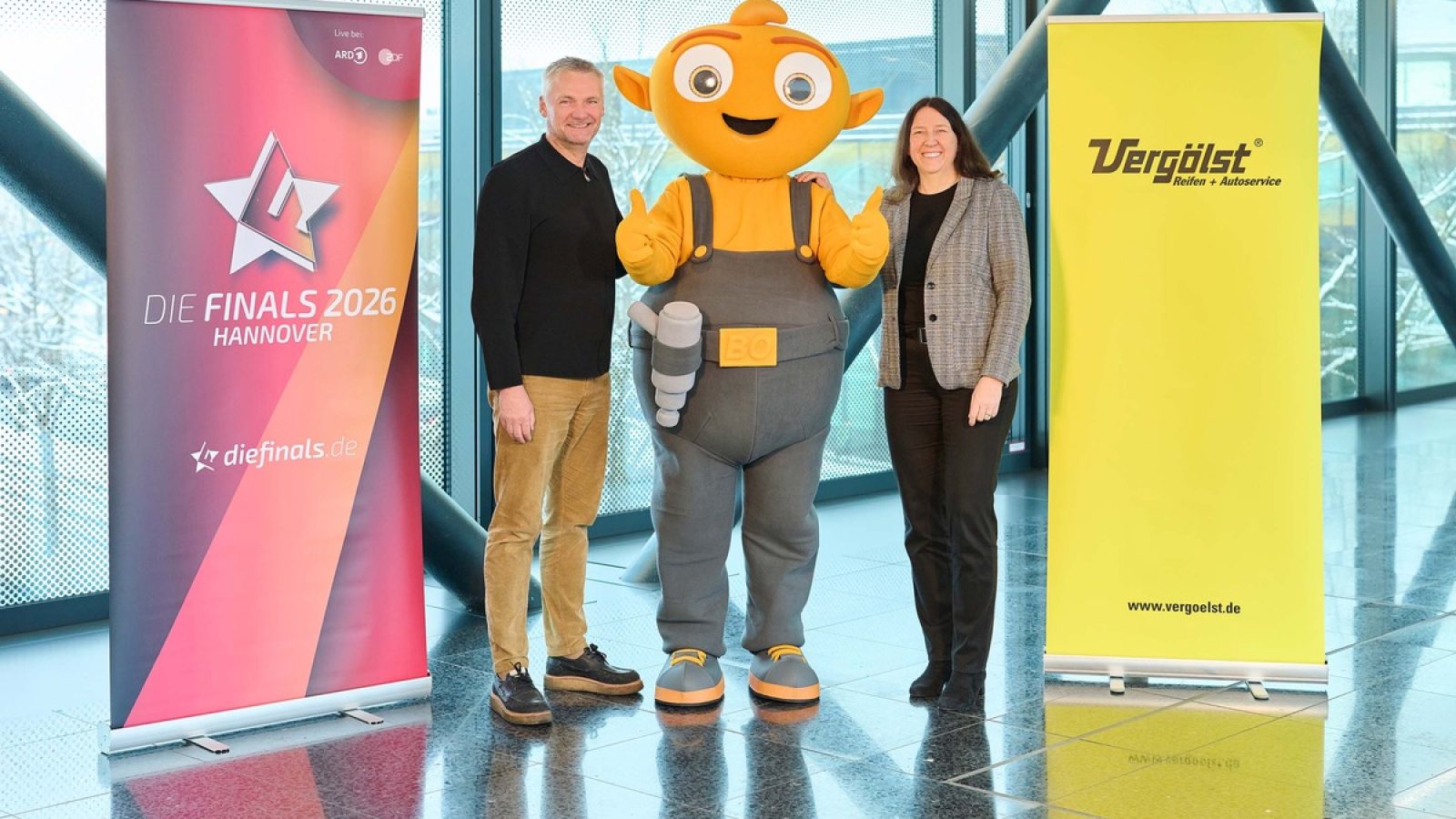 Partnerschaft besiegelt: Finals Geschäftsführer Hagen Boßdorf (v. l.), Vergölst Maskottchen Bo und Vergölst Geschäftsführerin Frauke Wieckberg. / Weiterer Text über ots und www.presseportal.de/nr/63105 / Die Verwendung dieses Bildes für redaktionelle Zwecke ist unter Beachtung aller mitgeteilten Nutzungsbedingungen zulässig und dann auch honorarfrei. Veröffentlichung ausschließlich mit Bildrechte-Hinweis.