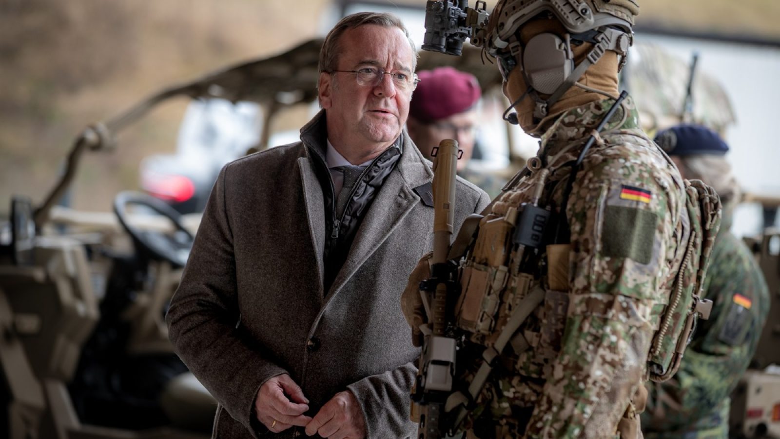 Bundesminister der Verteidigung, Poris Pistorius (l.), im Gespräch mit einem Angehörigen des Kommando Spezialkräfte (KSK). / Weiterer Text über ots und www.presseportal.de/nr/127975 / Die Verwendung dieses Bildes für redaktionelle Zwecke ist unter Beachtung aller mitgeteilten Nutzungsbedingungen zulässig und dann auch honorarfrei. Veröffentlichung ausschließlich mit Bildrechte-Hinweis.