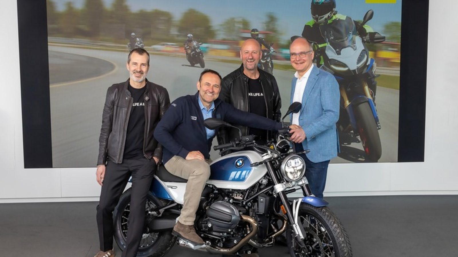 ADAC Fahrsicherheitstraining und BMW Motorrad Vertragsunterzeichnung /
(von links nach rechts)/  Datum: 27.03.2023 / Foto: THEO KLEIN
Thomas Barankay, Leiter Marketing und Produkt BMW Motorrad Deutschland, Dr. Dieter Nirschl, Vorstand ADAC e.V., Mike Sommer, Leiter BMW Motorrad Deutschland und Stefan Gerwens, Ressortleiter Verkehr ADAC e.V. / Weiterer Text über ots und www.presseportal.de/nr/7849 / Die Verwendung dieses Bildes für redaktionelle Zwecke ist unter Beachtung aller mitgeteilten Nutzungsbedingungen zulässig und dann auch honorarfrei. Veröffentlichung ausschließlich mit Bildrechte-Hinweis.