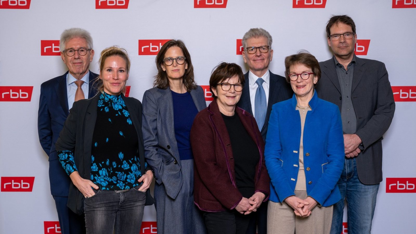 v.l. Dr. Wolfgang Krüger, Fränzi Kühne, Prof. Dr. Katharina de la Durantaye, Dr. Ursula Weidenfeld, Olaf Köppe, Ulrike Meier, Christoph Reinhardt / Weiterer Text über OTS und www.presseportal.de/pm/51580
