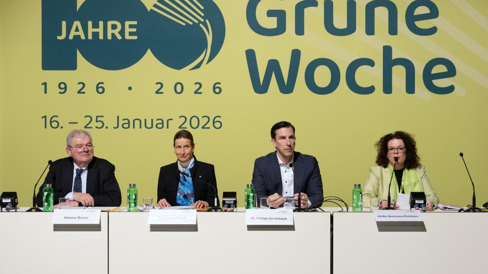 Der Bundesverband Deutscher Pflanzenzüchter e. V. (BDP) stellte am 15.01.2026 auf seiner Pressekonferenz im Vorfeld der Grünen Woche unter dem Titel "Vielfalt ist unsere Lebensversicherung" die Bedeutung von Sorten und Saatgut als strategische Ressourcen für resiliente Agrar- und Ernährungssystem in den Fokus.
V. l. n. r. Dr. Dietmar Brauer, stellv. BDP-Vorsitzender (geschäftsführender Gesellschafter NPZ, Norddeutsche Pflanzenzucht Hans-Georg-Lembke KG), Stephanie Franck, BDP-Vorsitzende (Inhaberin PZO-Pflanzenzucht Oberlimpurg), Philipp Schönbach, Sprecher des Vorstandes, Vereinigte Hagelversicherung VVaG und Ulrike Amoruso-Eickhorn, stellv. Geschäftsführerin und Leiterin Kommunikation und Strategie, BDP / Weiterer Text über ots und www.presseportal.de/nr/100826 / Die Verwendung dieses Bildes für redaktionelle Zwecke ist unter Beachtung aller mitgeteilten Nutzungsbedingungen zulässig und dann auch honorarfrei. Veröffentlichung ausschließlich mit Bildrechte-Hinweis.