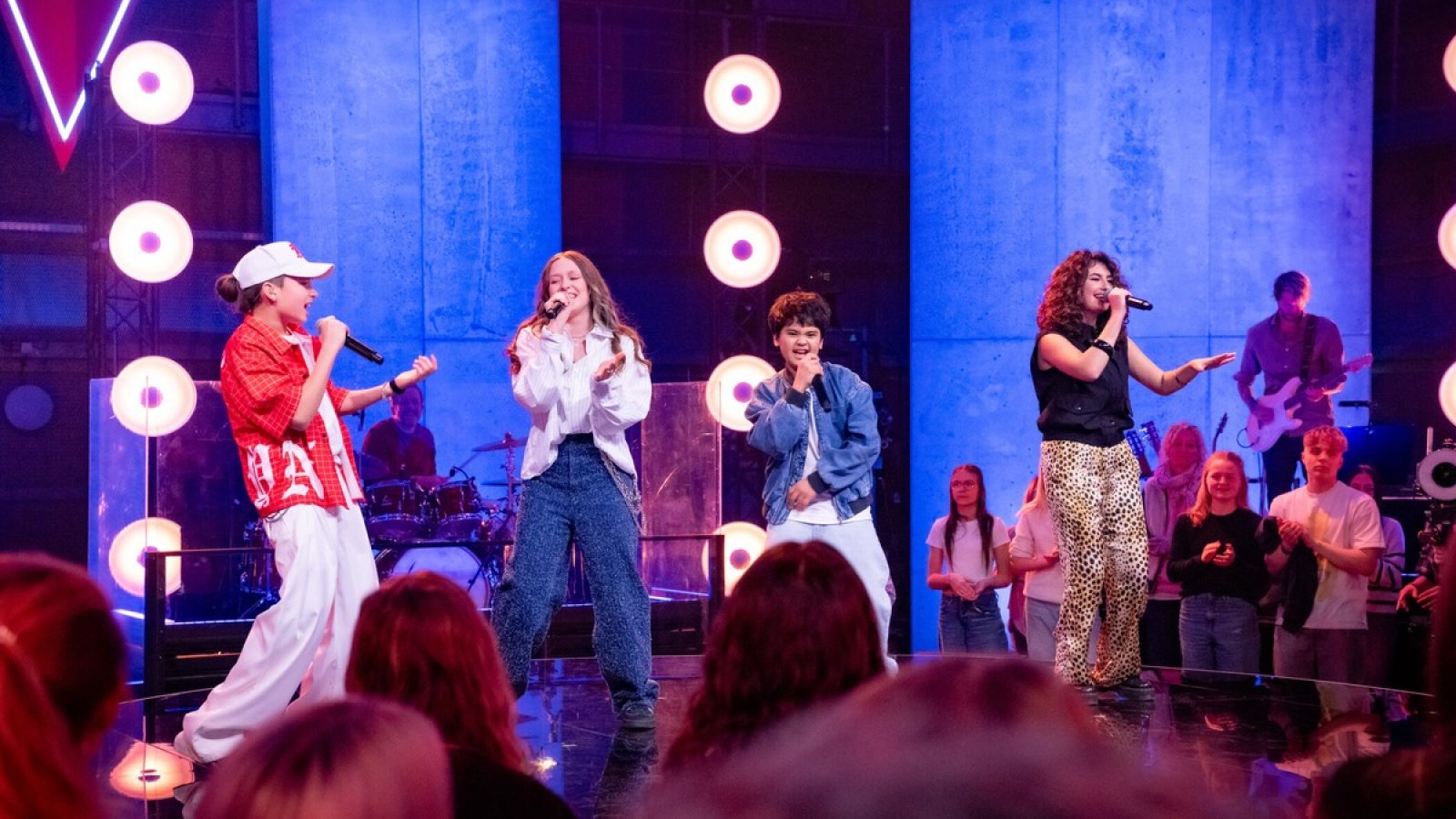 Titel: The Voice Kids;
Staffel: 14;
Folge: 7;
Person: Illia; Liam; Elena; Nisa;
Copyright: Joyn/Claudius Pflug;
Fotograf: Claudius Pflug;
Bildredakteur: Elisa Taupert;
Dateiname: 3341799.jpg;
Rechtehinweis: Dieses Bild darf honorarfrei für redaktionelle Zwecke und nur im Rahmen der Programmankündigung verwendet werden. Andere Veröffentlichungen sind nur nach Rücksprache und ausdrücklicher Genehmigung der Seven.One Entertainment Group GmbH möglich. Nicht für EPG! Verwendung nur mit vollständigem Copyrightvermerk. Das Foto darf nicht verändert, bearbeitet und nur im Ganzen verwendet werden. Es darf nicht archiviert werden. Es darf nicht an Dritte weitergeleitet werden. Aneinanderreihung/Zusammenlegung/Kopplung von Bildern zum Zweck der Erstellung von Slide-Shows o.ä. nicht gestattet; Verbindung/Einfügen/Anfügen von Werbung nicht gestattet. Das Bild kann KI generierte Elemente enthalten.
Bei Fragen: foto@seven.one
Voraussetzung für die Verwendung dieser Programmdaten ist die Zustimmung zu den Allgemeinen Geschäftsbedingungen der Presselounges der Sender der Seven.One Entertainment Group GmbH. / Weiterer Text über ots und www.presseportal.de/nr/6708 / Die Verwendung dieses Bildes für redaktionelle Zwecke ist unter Beachtung aller mitgeteilten Nutzungsbedingungen zulässig und dann auch honorarfrei. Veröffentlichung ausschließlich mit Bildrechte-Hinweis.