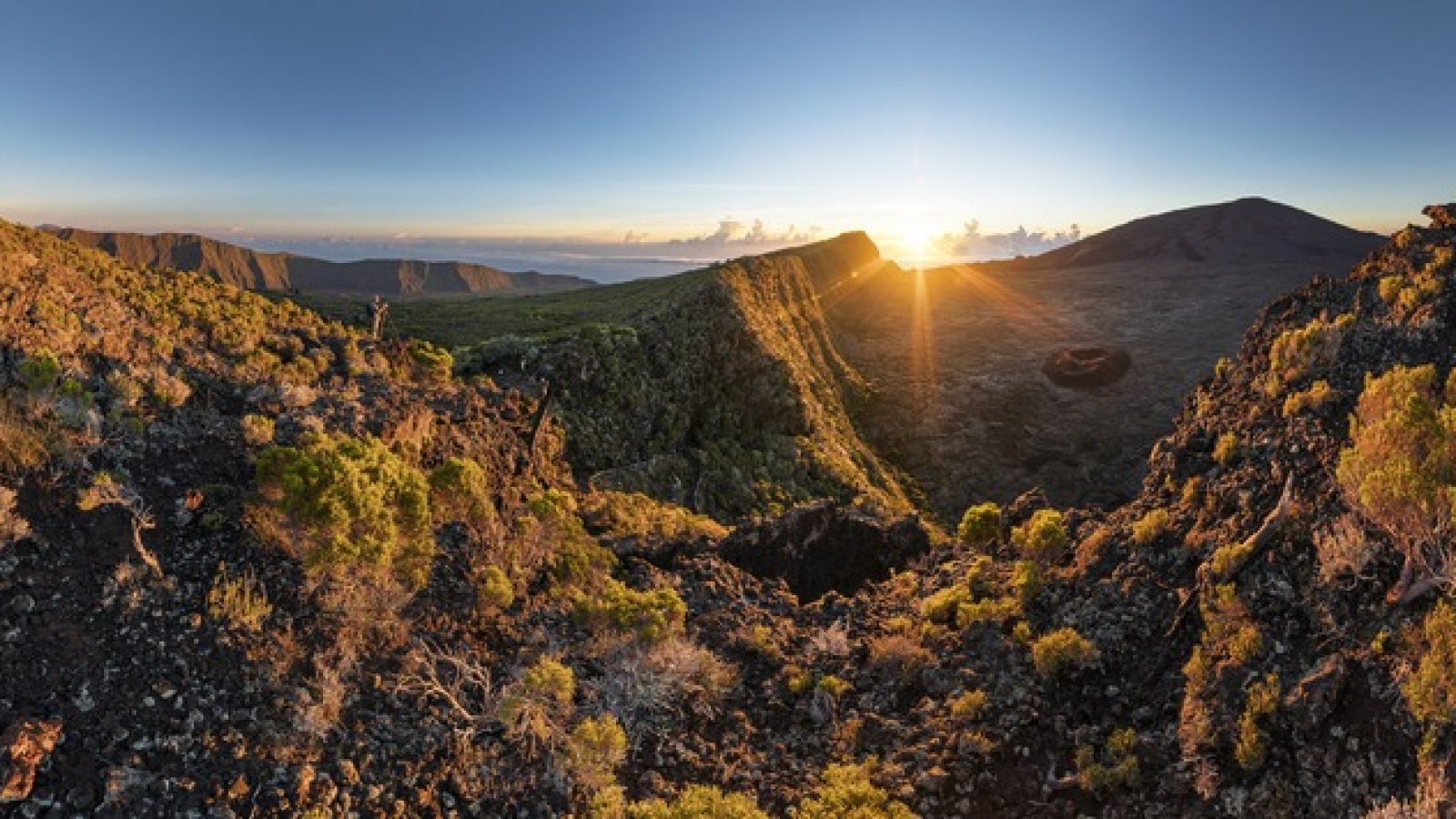 Sonnenaufgang Piton de la Fournaise / Weiterer Text über ots und www.presseportal.de/nr/161790 / Die Verwendung dieses Bildes für redaktionelle Zwecke ist unter Beachtung aller mitgeteilten Nutzungsbedingungen zulässig und dann auch honorarfrei. Veröffentlichung ausschließlich mit Bildrechte-Hinweis.