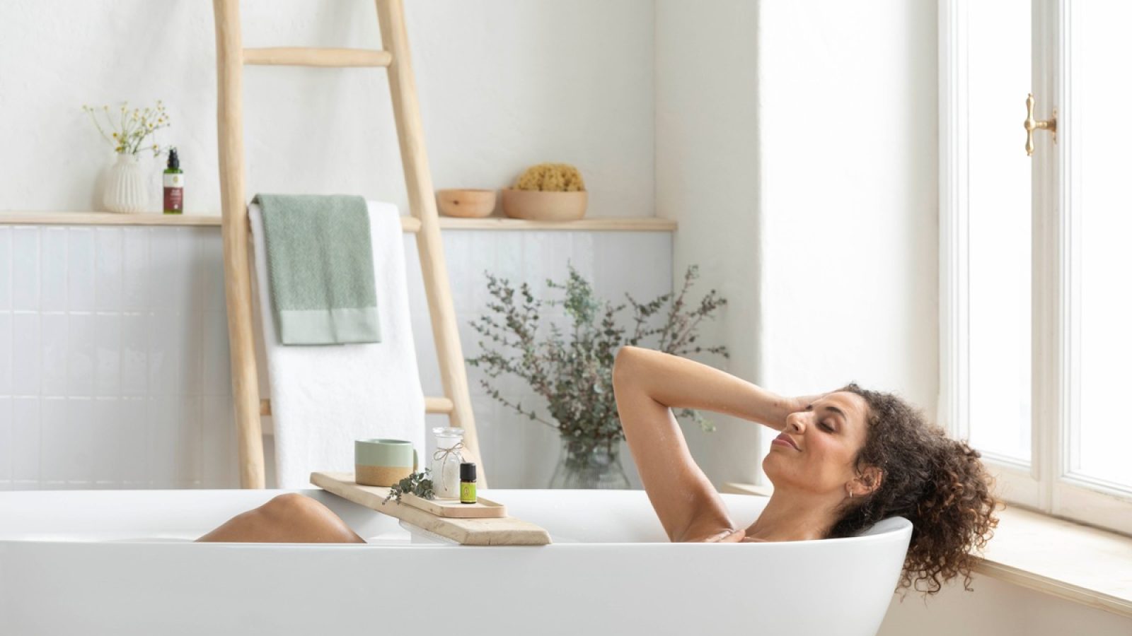 Wärmende Rituale, etwa ein Bad mit naturreinen ätherischen Ölen, wirken jetzt besonders wohltuend. Sie entspannen die Muskulatur, fördern die Durchblutung und helfen beim Stressabbau. / Weiterer Text über ots und www.presseportal.de/nr/116667 / Die Verwendung dieses Bildes für redaktionelle Zwecke ist unter Beachtung aller mitgeteilten Nutzungsbedingungen zulässig und dann auch honorarfrei. Veröffentlichung ausschließlich mit Bildrechte-Hinweis.