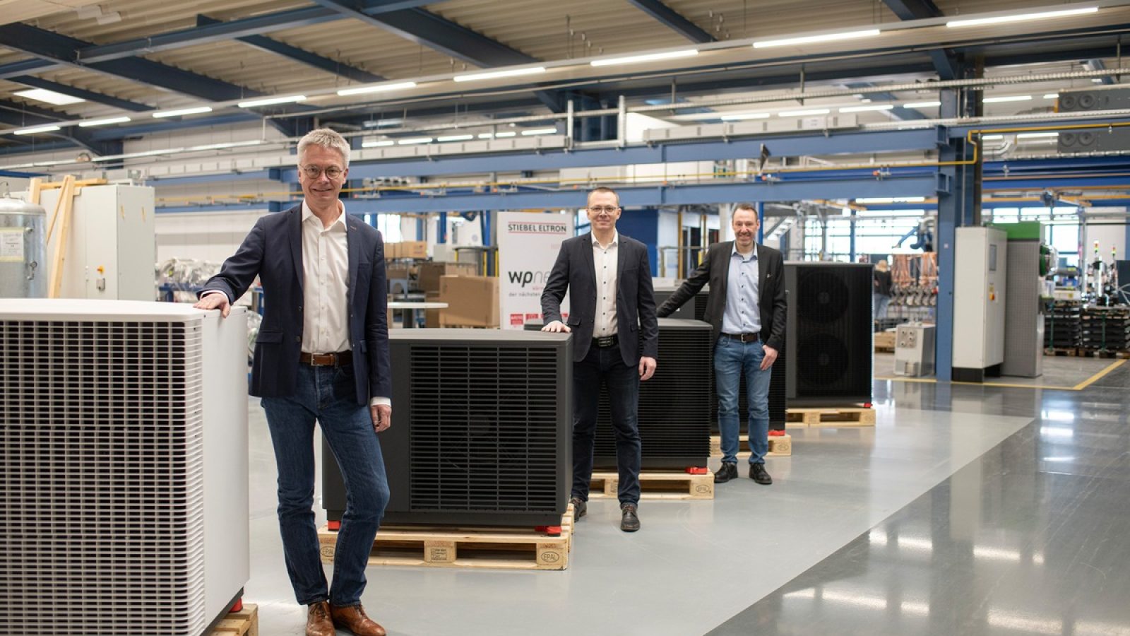 Dr. Kai Schiefelbein, Vorsitzender der Geschäftsführung, Dr. Alexander Janzen, Leitung Profit Center Wärmepumpe, Lars Michel, Leiter Wärmepumpenfertigung, sind froh, die Wärmepumpenfertigung im Höxteraner Werk von Stiebel Eltron wieder in Betrieb nehmen zu können. / Weiterer Text über ots und www.presseportal.de/nr/62786 / Die Verwendung dieses Bildes für redaktionelle Zwecke ist unter Beachtung aller mitgeteilten Nutzungsbedingungen zulässig und dann auch honorarfrei. Veröffentlichung ausschließlich mit Bildrechte-Hinweis.