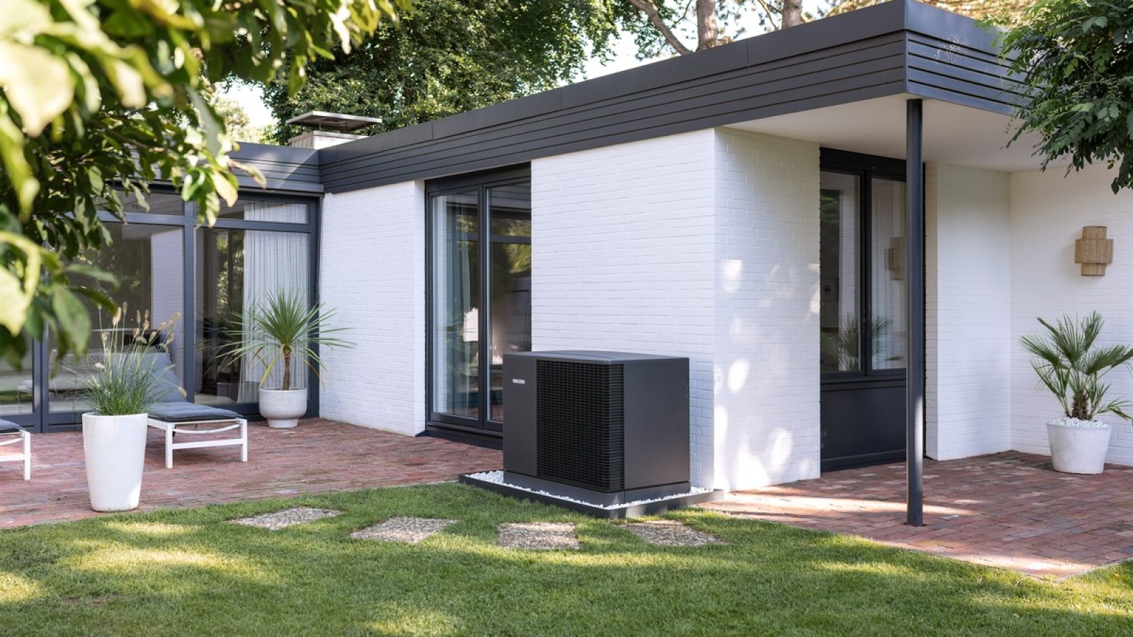 Die Luft-Wasser-Wärmepumpen des deutschen Herstellers Stiebel Eltron - hier eine WPL-A Plus - sind auch vor dem Hintergrund der deutlich verschärften Schallemissionsvorgaben ab 1.1.2026 weiterhin förderfähig. / Weiterer Text über ots und www.presseportal.de/nr/62786 / Die Verwendung dieses Bildes für redaktionelle Zwecke ist unter Beachtung aller mitgeteilten Nutzungsbedingungen zulässig und dann auch honorarfrei. Veröffentlichung ausschließlich mit Bildrechte-Hinweis.