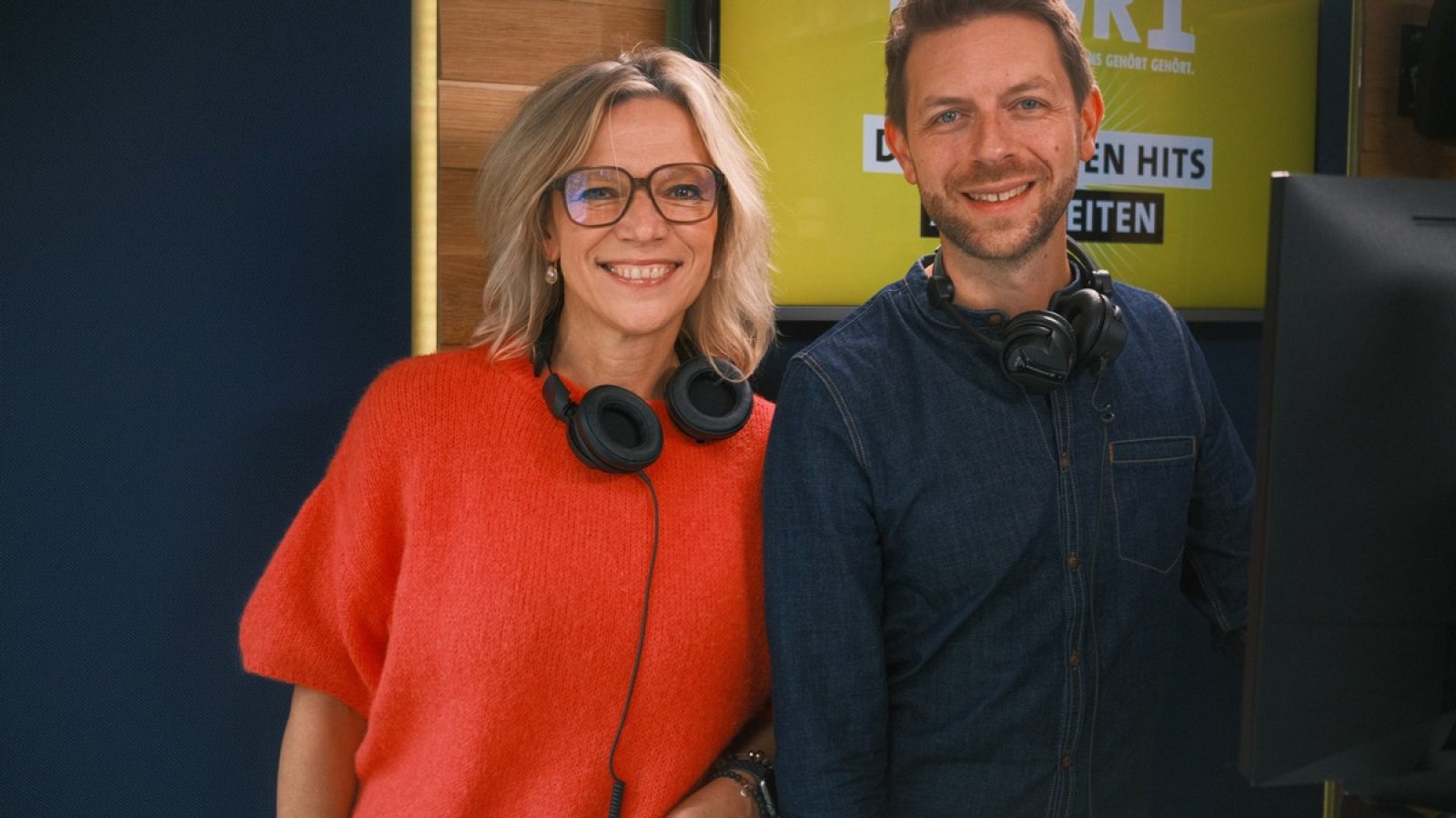 SWR1 geht im Frühjahr 2026 wieder auf Tour durch Baden-Württemberg. Von Montag, 6. bis Freitag, 10. April 2026 macht die SWR1 ,,Für uns in Baden-Württemberg"-Tour unter anderem in Calw, Haslach im Kinzigtal, Singen und Zwiefalten Station. Unter dem Motto ,,Wandern und Berge" senden die Moderator:innen Stefanie Anhalt und Corvin Tondera-Klein (Foto) täglich live mit einem mobilen Studio aus den jeweiligen Regionen. / Weiterer Text über ots und www.presseportal.de/nr/7169 / Die Verwendung dieses Bildes für redaktionelle Zwecke ist unter Beachtung aller mitgeteilten Nutzungsbedingungen zulässig und dann auch honorarfrei. Veröffentlichung ausschließlich mit Bildrechte-Hinweis.