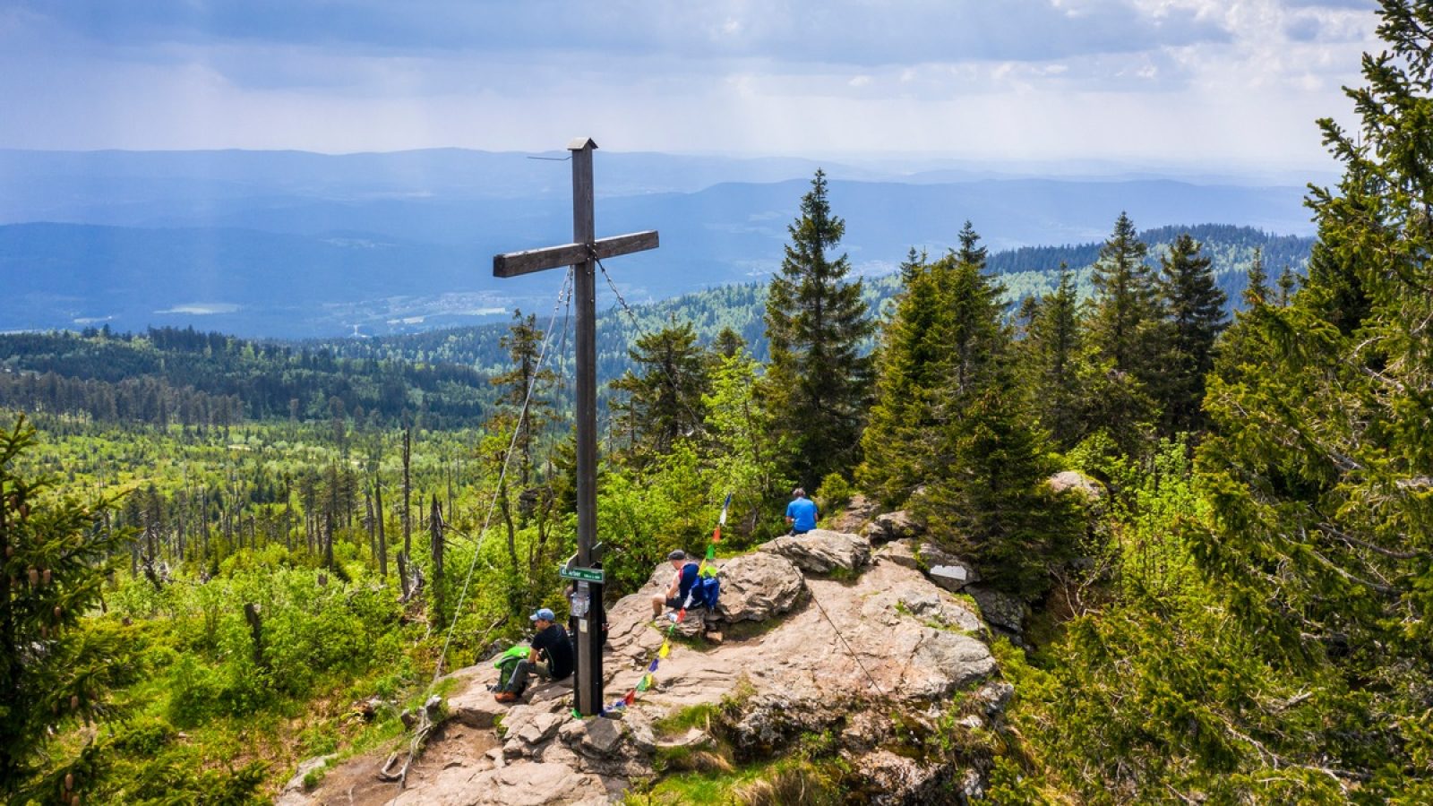 Beste Fernblicke, eine Brotzeit und Wanderfreunde machen das Glück perfekt. Im Bayerischen Wald liegen 130 Berggipfel höher als 1000 Meter. Das sind Höhepunkte im Waldgebirge und zugleich Höhepunkte der ganz persönlichen Wandertouren. Der Kleine Arber ist ein herrlicher Platz zum Rasten und Genießen. / Weiterer Text über ots und www.presseportal.de/nr/133494 / Die Verwendung dieses Bildes für redaktionelle Zwecke ist unter Beachtung aller mitgeteilten Nutzungsbedingungen zulässig und dann auch honorarfrei. Veröffentlichung ausschließlich mit Bildrechte-Hinweis.