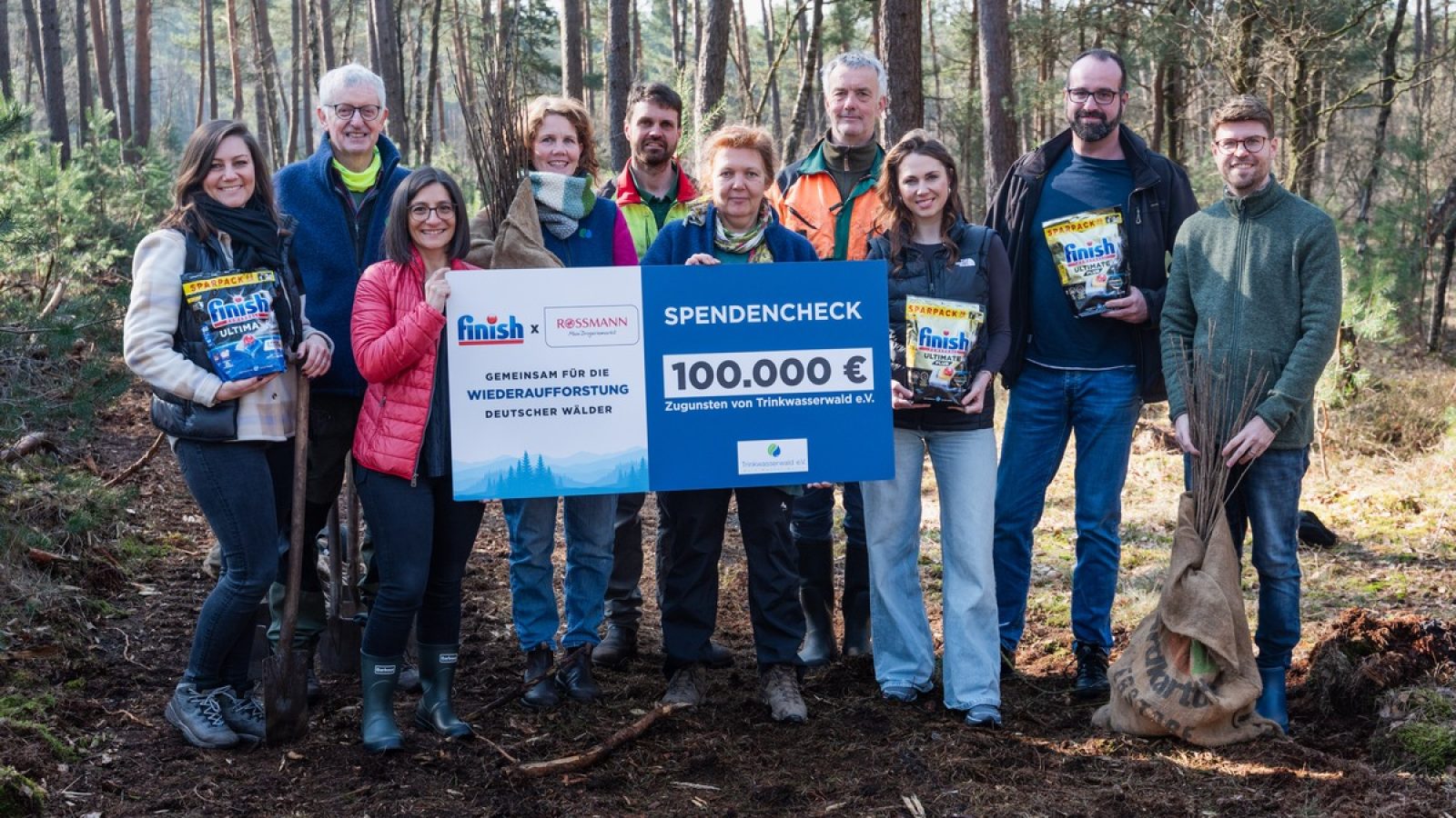 In enger Zusammenarbeit mit ROSSMANN und Trinkwasserwald e.V. nahm Finish an der ersten Pflanzaktion dieses Jahres teil. / Weiterer Text über ots und www.presseportal.de/nr/75025 / Die Verwendung dieses Bildes für redaktionelle Zwecke ist unter Beachtung aller mitgeteilten Nutzungsbedingungen zulässig und dann auch honorarfrei. Veröffentlichung ausschließlich mit Bildrechte-Hinweis.