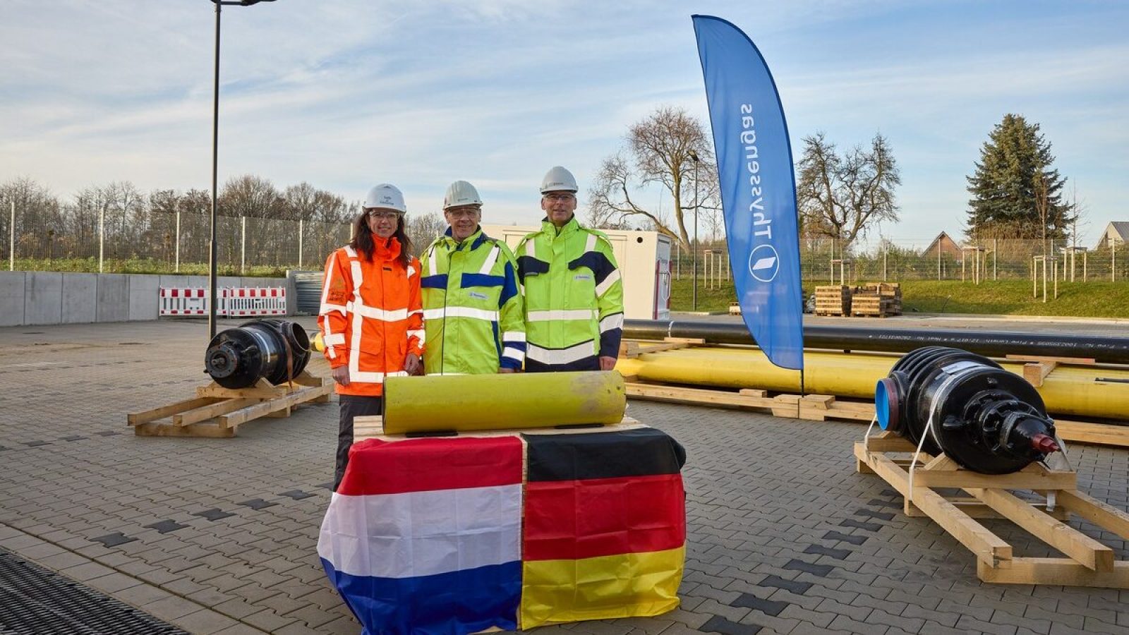 Entwicklung einer grenzüberschreitenden Wasserstoff-Transportinfrastruktur zwischen den Niederlanden und Deutschland: v.l.n.r.: Helmie Botter, Direktorin Wasserstofftransport bei Gasunie, Dr. Thomas Gößmann, Vorsitzender der Geschäftsführung bei Thyssengas, Dr. Thomas Becker, kaufmännischer Geschäftsführer bei Thyssengas / Weiterer Text über ots und www.presseportal.de/nr/32019 / Die Verwendung dieses Bildes für redaktionelle Zwecke ist unter Beachtung aller mitgeteilten Nutzungsbedingungen zulässig und dann auch honorarfrei. Veröffentlichung ausschließlich mit Bildrechte-Hinweis.