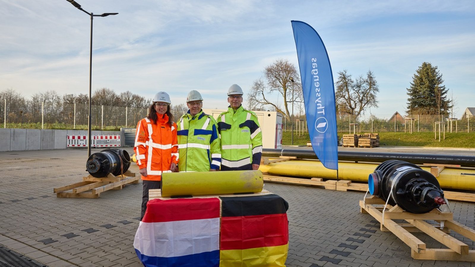 Entwicklung einer grenzüberschreitenden Wasserstoff-Transportinfrastruktur zwischen den Niederlanden und Deutschland: v.l.n.r.: Helmie Botter, Direktorin Wasserstofftransport bei Gasunie, Dr. Thomas Gößmann, Vorsitzender der Geschäftsführung bei Thyssengas, Dr. Thomas Becker, kaufmännischer Geschäftsführer bei Thyssengas / Weiterer Text über ots und www.presseportal.de/nr/32019 / Die Verwendung dieses Bildes für redaktionelle Zwecke ist unter Beachtung aller mitgeteilten Nutzungsbedingungen zulässig und dann auch honorarfrei. Veröffentlichung ausschließlich mit Bildrechte-Hinweis.