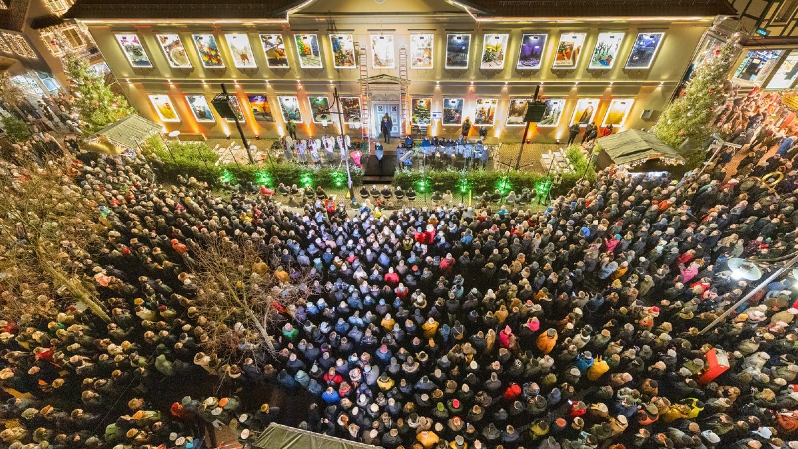 Der Höhepunkt des Weihnachtszaubers folgt am Dienstag, 23. Dezember, mit der großen Abschlussveranstaltung des Adventskalenders am Alten Rathaus. Gastgeber des Abends ist Bürgermeister Jürgen Markwardt. Gemeinsam mit Ministerpräsident Olaf Lies und weiteren Ehrengästen wird er das letzte Türchen öffnen und damit den offiziellen Abschluss des Weihnachtszaubers begehen. Tausende Besucher werden an diesem Abend erwartet.

Im Rahmen der Abschlussveranstaltung verkündet Bürgermeister Jürgen Markwardt zu dem live die vier Hauptgewinne des Magic Monday. Die Gewinnerinnen und Gewinner erhalten jeweils einen Stadtgutschein im Wert von 100 Euro. Die Bekanntgabe erfolgt vor der Kulisse des Adventskalenders und bildet einen weiteren Höhepunkt des Abends. / Weiterer Text über ots und www.presseportal.de/nr/142561 / Die Verwendung dieses Bildes für redaktionelle Zwecke ist unter Beachtung aller mitgeteilten Nutzungsbedingungen zulässig und dann auch honorarfrei. Veröffentlichung ausschließlich mit Bildrechte-Hinweis.