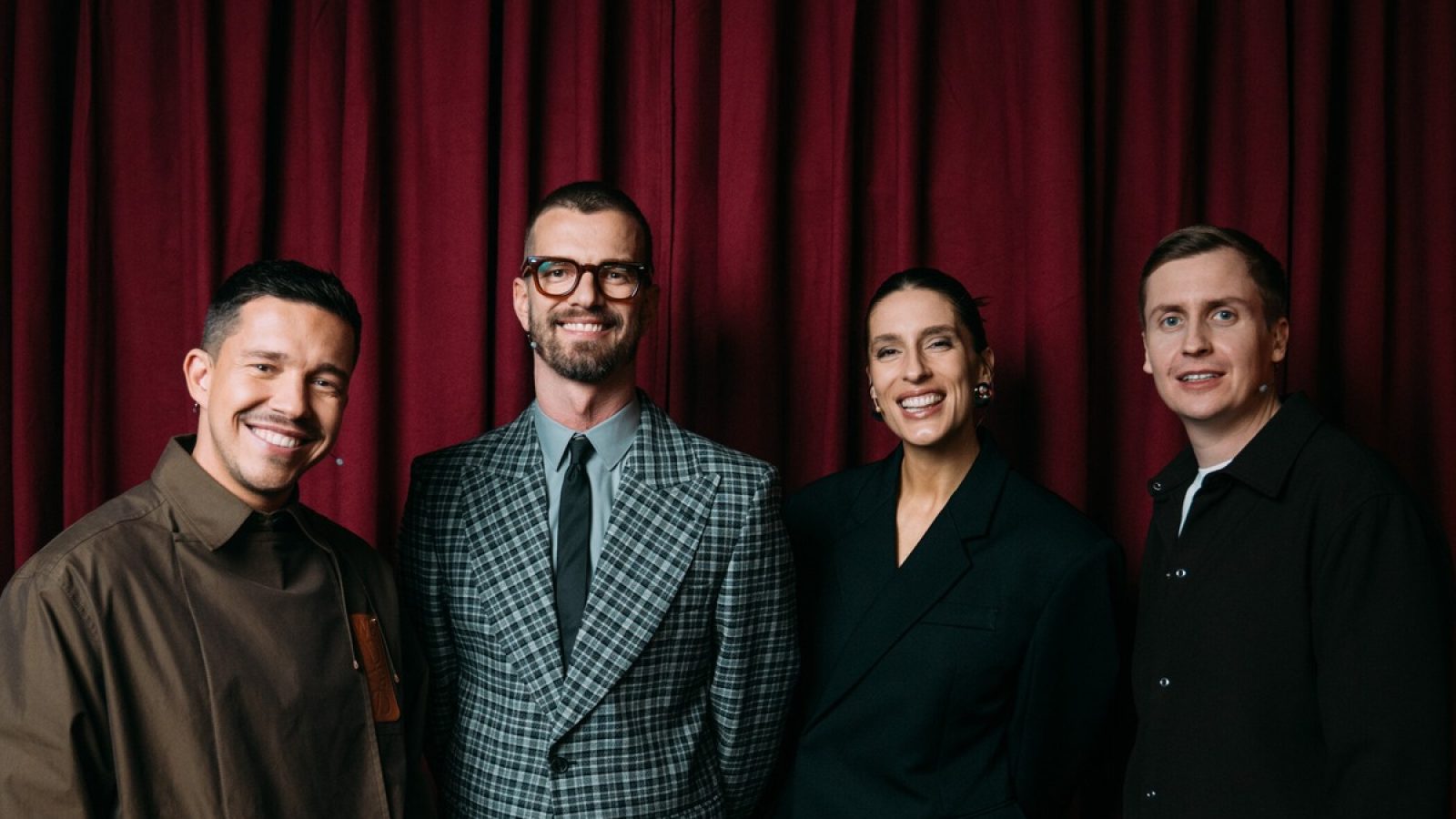 Titel: Wer stiehlt mir die Show?;
Person: Nico Santos; Joko Winterscheidt; Andrea Petkovic; Till Reiners;
Copyright: Joyn/Florida TV/Julian Mathieu;
Fotograf: Julian Mathieu;
Bildredakteur: Nadine Vaders;
Dateiname: 3312464.jpg;
Rechtehinweis: Dieses Bild darf honorarfrei für redaktionelle Zwecke und nur im Rahmen der Programmankündigung verwendet werden. Andere Veröffentlichungen sind nur nach Rücksprache und ausdrücklicher Genehmigung der Seven.One Entertainment Group GmbH möglich. Nicht für EPG! Verwendung nur mit vollständigem Copyrightvermerk. Das Foto darf nicht verändert, bearbeitet und nur im Ganzen verwendet werden. Es darf nicht archiviert werden. Es darf nicht an Dritte weitergeleitet werden. Aneinanderreihung/Zusammenlegung/Kopplung von Bildern zum Zweck der Erstellung von Slide-Shows o.ä. nicht gestattet; Verbindung/Einfügen/Anfügen von Werbung nicht gestattet. Das Bild kann KI generierte Elemente enthalten.
Bei Fragen: foto@seven.one
Voraussetzung für die Verwendung dieser Programmdaten ist die Zustimmung zu den Allgemeinen Geschäftsbedingungen der Presselounges der Sender der Seven.One Entertainment Group GmbH. / Weiterer Text über ots und www.presseportal.de/nr/25171 / Die Verwendung dieses Bildes für redaktionelle Zwecke ist unter Beachtung aller mitgeteilten Nutzungsbedingungen zulässig und dann auch honorarfrei. Veröffentlichung ausschließlich mit Bildrechte-Hinweis.