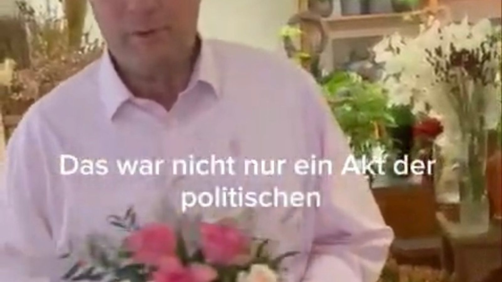 Wertschätzung statt Wurf: Thomas L. Kemmerich (Team Freiheit) setzt am Jahrestag des "Blumenwurfs" ein Zeichen für das Handwerk / Weiterer Text über ots und www.presseportal.de/nr/181161 / Die Verwendung dieses Bildes für redaktionelle Zwecke ist unter Beachtung aller mitgeteilten Nutzungsbedingungen zulässig und dann auch honorarfrei. Veröffentlichung ausschließlich mit Bildrechte-Hinweis.