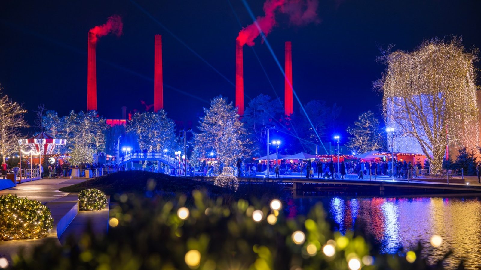 Zweimal täglich - präzise choreografiert und in Umfang und Größe einzigartig: Zum Ausklang ihres Jubiläumsjahres inszeniert die Autostadt in Wolfsburg das Einschalten ihrer Winterbeleuchtung erstmals als groß angelegte Licht- und Soundshow. Die gesamte Parklandschaft wird einbezogen: von Hecken und Bäumen über Gebäude und die markanten Autotürme bis hin zur Veranstaltungshalle "Hafen 1" und den Schornsteinen des Volkswagen Kraftwerks. Millionen Lichtpunkte, über 300 Scheinwerfer und kilometerlange LED-Streifen pulsieren, blinken und leuchten im Takt der eigens komponierten Musik auf dem rund 28 Hektar großen Gelände. / Weiterer Text über ots und www.presseportal.de/nr/19185 / Die Verwendung dieses Bildes für redaktionelle Zwecke ist unter Beachtung aller mitgeteilten Nutzungsbedingungen zulässig und dann auch honorarfrei. Veröffentlichung ausschließlich mit Bildrechte-Hinweis.
