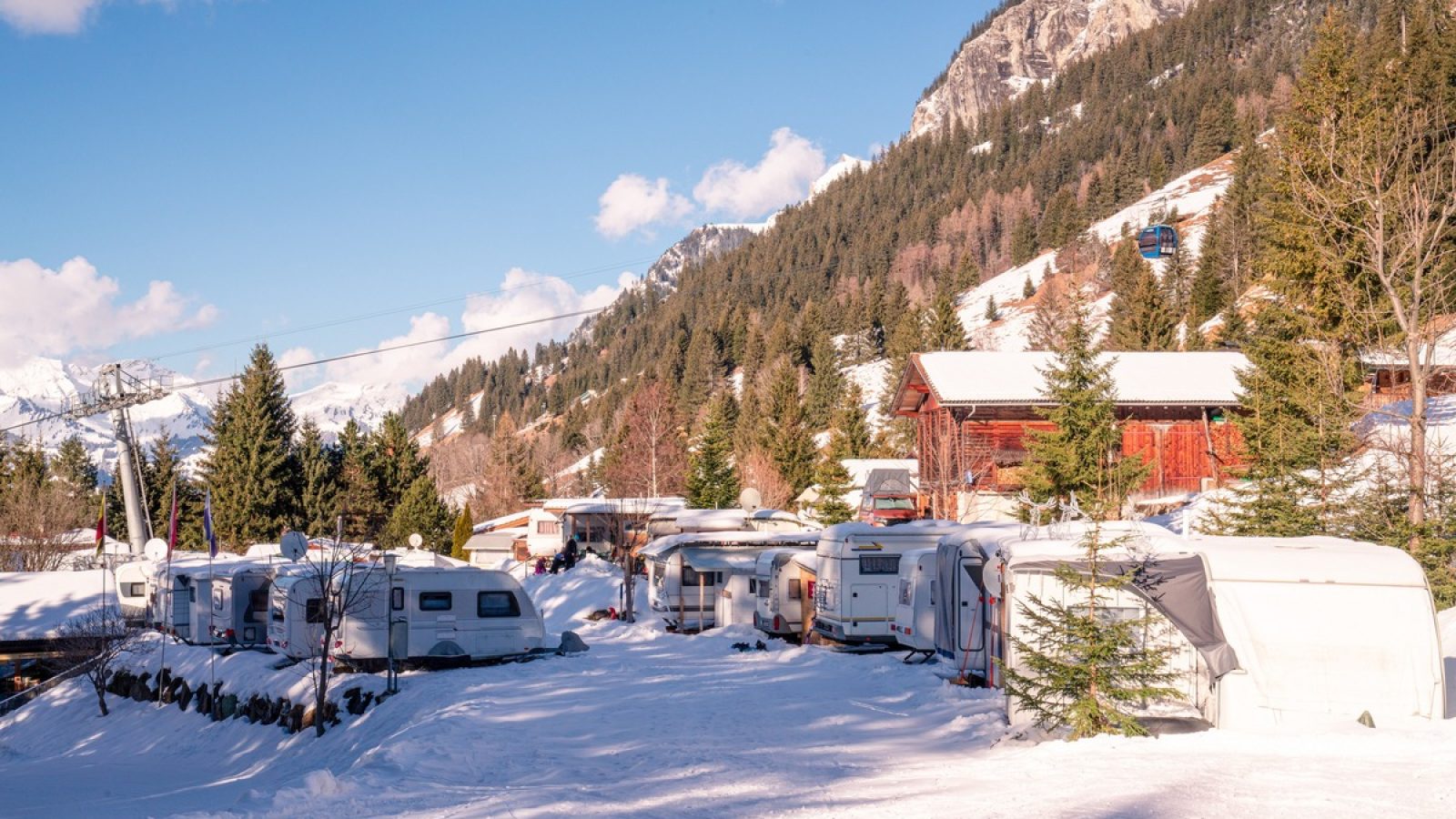Wintercamping ist die entspannte Alternative zum Urlaub in Hotel und Hütte. / Weiterer Text über ots und www.presseportal.de/nr/112641 / Die Verwendung dieses Bildes für redaktionelle Zwecke ist unter Beachtung aller mitgeteilten Nutzungsbedingungen zulässig und dann auch honorarfrei. Veröffentlichung ausschließlich mit Bildrechte-Hinweis.