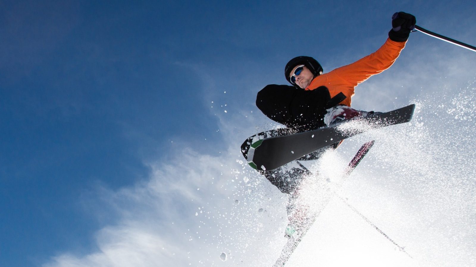 Skifahrer fliegt im Pulverschnee über die Piste. / Weiterer Text über ots und www.presseportal.de/nr/20033 / Die Verwendung dieses Bildes für redaktionelle Zwecke ist unter Beachtung aller mitgeteilten Nutzungsbedingungen zulässig und dann auch honorarfrei. Veröffentlichung ausschließlich mit Bildrechte-Hinweis.