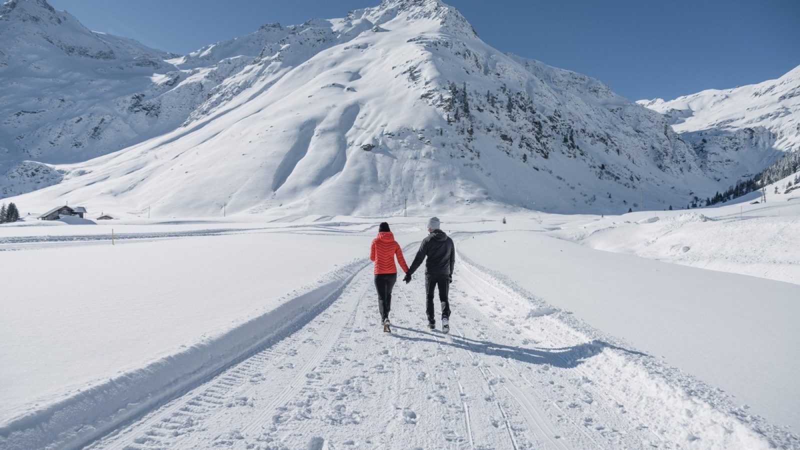 Pärchen beim Winterwandern in verschneiter Landschaft in Sportgastein