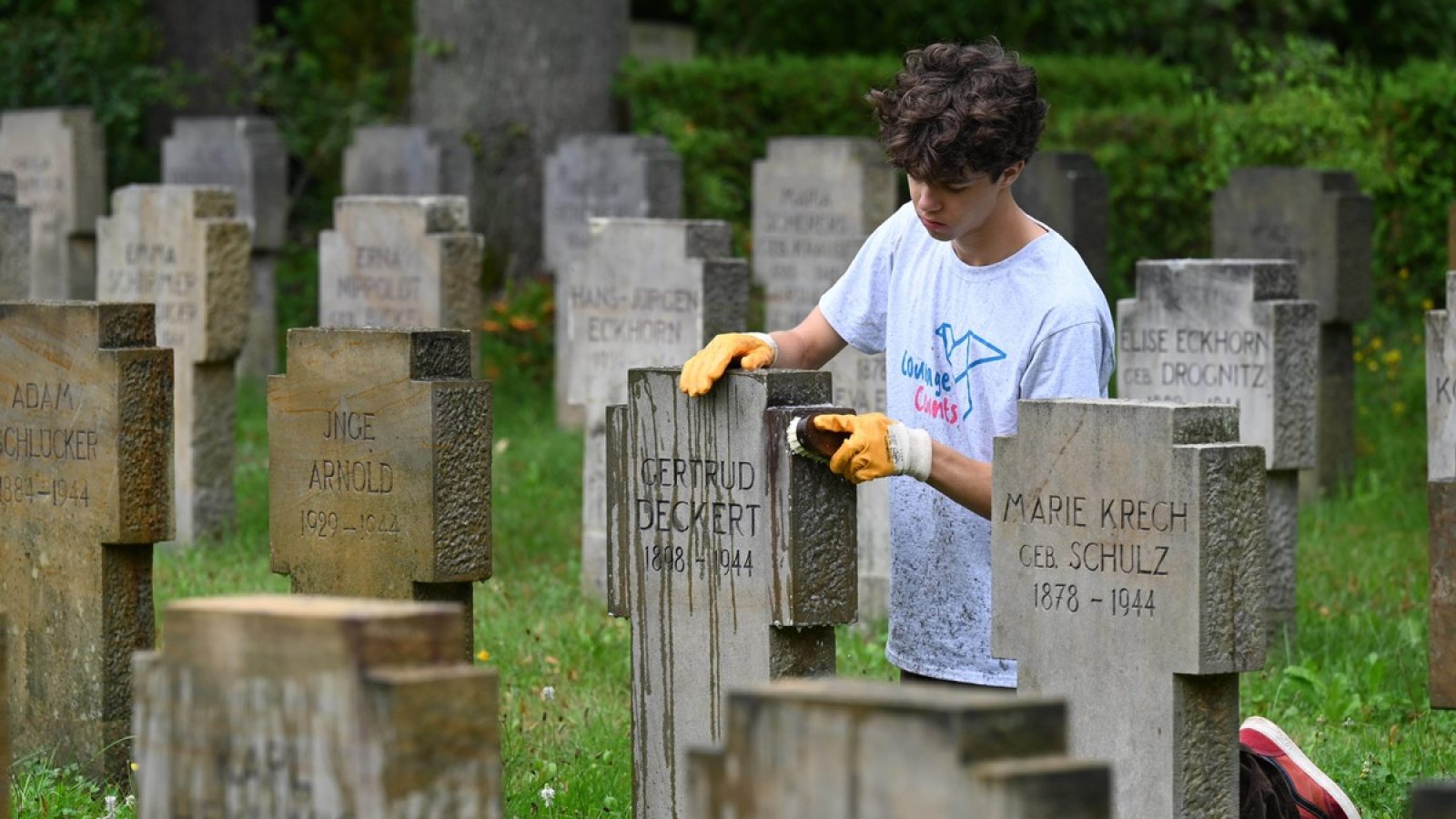 Jugendlicher während eines Pflegeeinsatzes auf einer Kriegsgräberstätte. / Weiterer Text über ots und www.presseportal.de/nr/18238 / Die Verwendung dieses Bildes für redaktionelle Zwecke ist unter Beachtung aller mitgeteilten Nutzungsbedingungen zulässig und dann auch honorarfrei. Veröffentlichung ausschließlich mit Bildrechte-Hinweis.