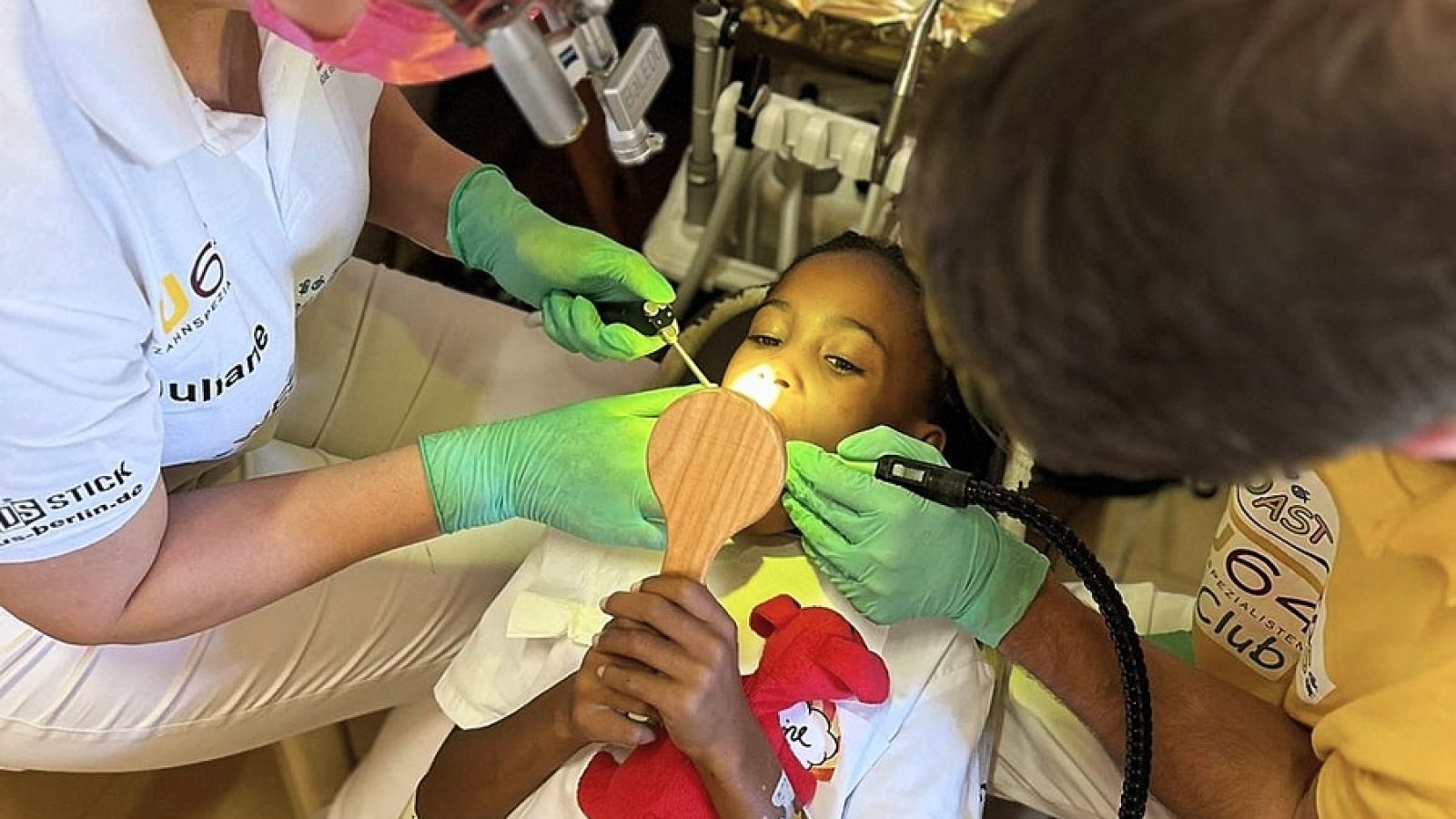 Mit Ruhe und Einfühlungsvermögen behandeln Zahnärztin Juliane Kottenhagen (links) und Assistent Nico Schillings ein Kind in der provisorischen Praxis in Paternoster / Weiterer Text über ots und www.presseportal.de/nr/181398 / Die Verwendung dieses Bildes für redaktionelle Zwecke ist unter Beachtung aller mitgeteilten Nutzungsbedingungen zulässig und dann auch honorarfrei. Veröffentlichung ausschließlich mit Bildrechte-Hinweis.