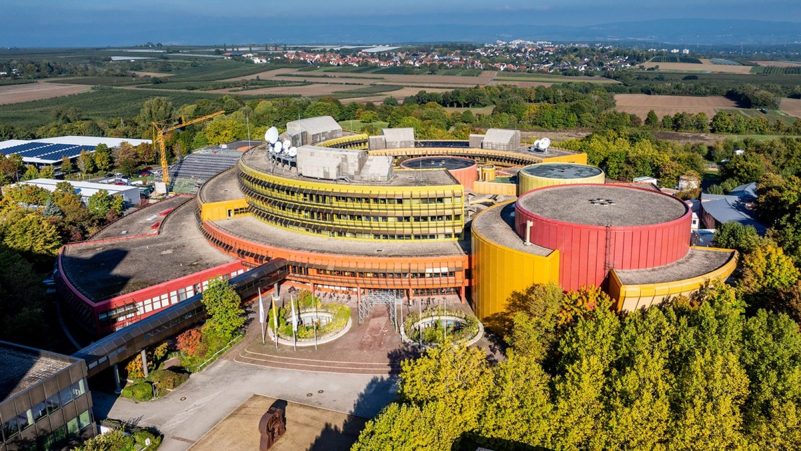 ZDF in Mainz / Nutzung des Bildes für redaktionelle Berichterstattung inkl. Social
Media / Weiterer Text über ots und www.presseportal.de/nr/7840 / Die Verwendung dieses Bildes für redaktionelle Zwecke ist unter Beachtung aller mitgeteilten Nutzungsbedingungen zulässig und dann auch honorarfrei. Veröffentlichung ausschließlich mit Bildrechte-Hinweis.