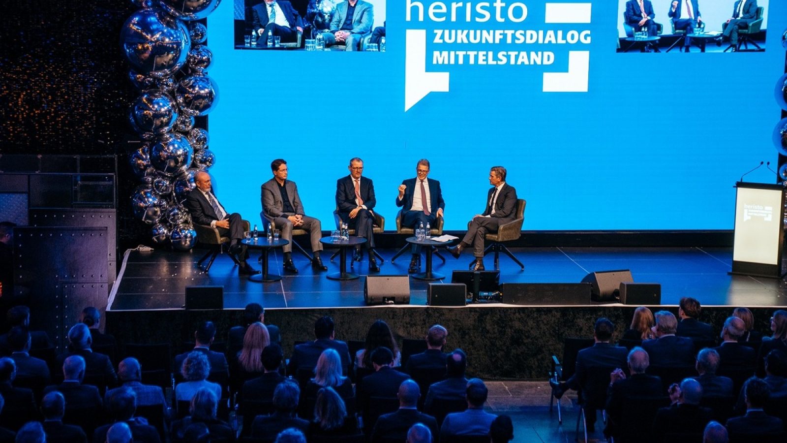 Beim Zukunftsdialog Mittelstand von heristo diskutierten unter anderem Prof. Hans-Werner Sinn, Ola Källenius, Rainer Dulger und Christian Sewing mit Moderator Markus Lanz (von links). / Weiterer Text über ots und www.presseportal.de/nr/177981 / Die Verwendung dieses Bildes für redaktionelle Zwecke ist unter Beachtung aller mitgeteilten Nutzungsbedingungen zulässig und dann auch honorarfrei. Veröffentlichung ausschließlich mit Bildrechte-Hinweis.